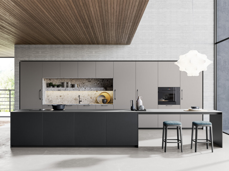 Basi e colonne CX 10 ultramat mineral grey con maniglia. Top, schienale e pannelli ceramica Gris Abujardado Iseo. Basi isola CX 10 ultramat mineral grey con apertura push pull. Top e spalle isola Fenix nero ingo.