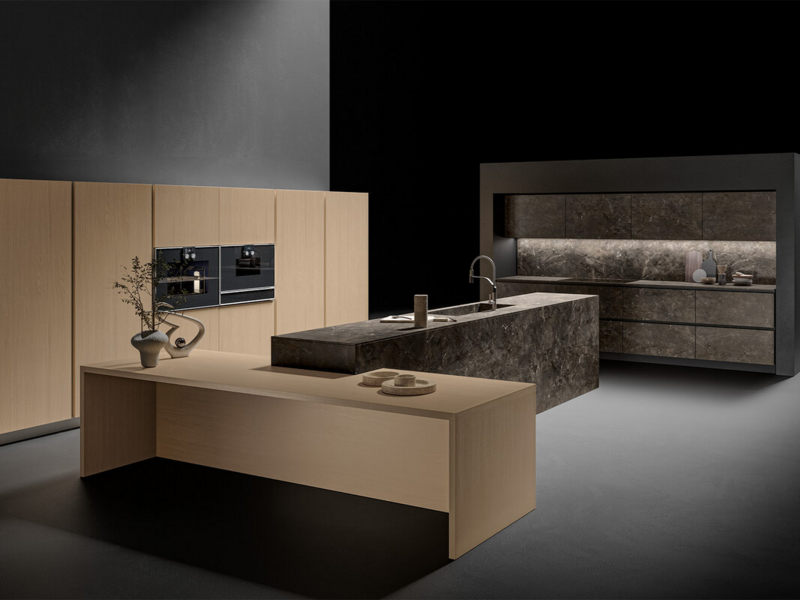 Basi e pensili CX 14 telaio nero e ceramica Marron Abujardado Umbra. Top, schienali e spalle ceramica Marron Abujardado Umbra. Colonne CX 11 essenza rovere visone.