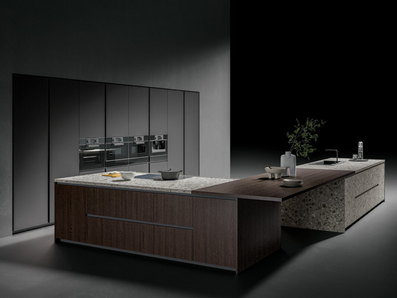 Basi isola CX 13 essenza rovere Termotrattato, CX 15 telaio nero e ceramica Gris Abujardado Iseo.  Top e spalle ceramica Gris Abujardado Iseo. Colonne CX 15 telaio nero e laccato metallo anodizzato