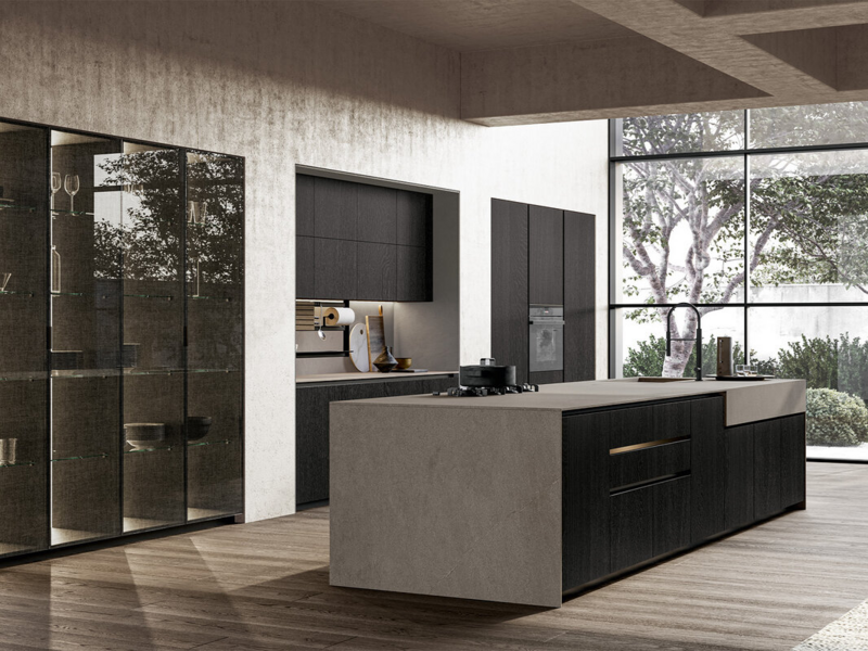 Basi e colonne CX 11 essenza rovere carbone con gola incavata nero. Schienali, spalle e top ceramica Moka Abujardado Jasper. Colonne vidro CX 19 con telaio alluminio nero e vetro tessuto grigio fum&egrave;.