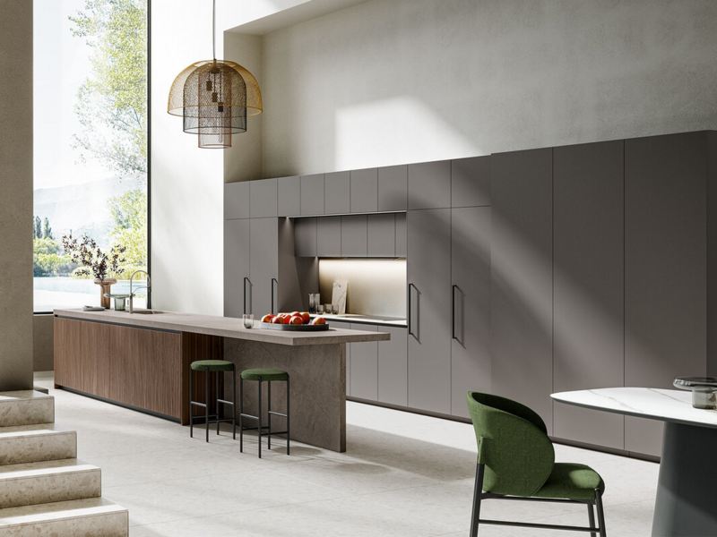 Basi isola CX 13 noce Canaletto Top isola in ceramica Moka Abujardado Jasper. Basi, pensili, colonna e sopracolonna CX 13 Fenix grigio londra. Top in ceramica Moka Abujardado Jasper.