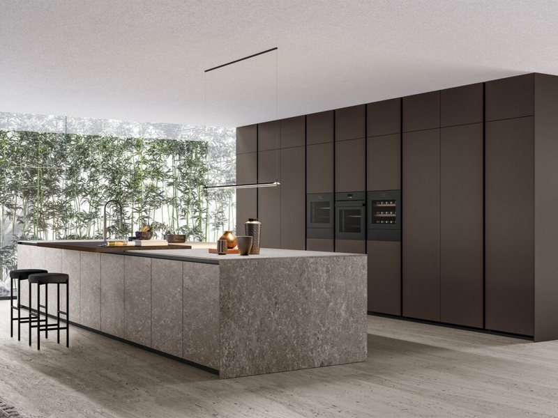 Basi CX 14 telaio nero e ceramica Gris Abujardado Meteora. Top induzione ceramica Bianco DT Ananda. Colonne CX 14 telaio nero e laccato metallo satinato bronzo scuro.