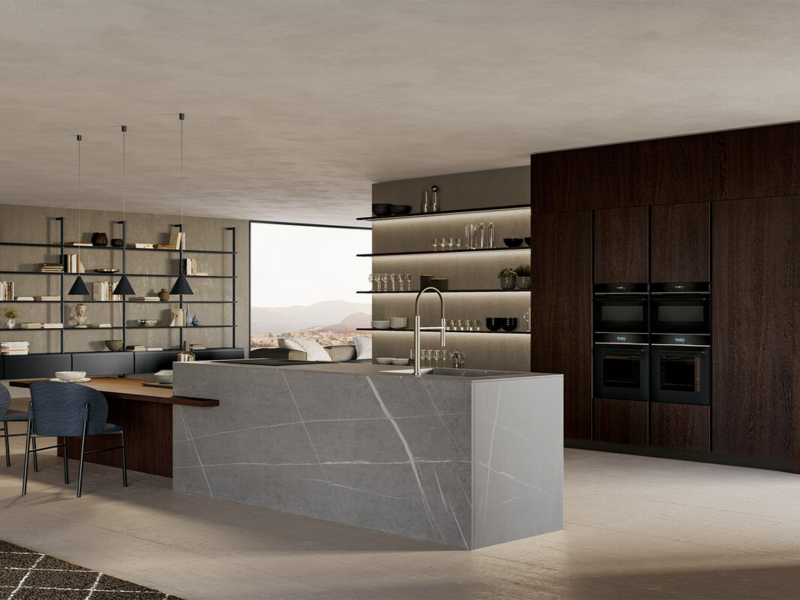 Basi isola CX 11 Fenix beige arizona. Top, spalle e schienale isola in ceramica Gris Natural Senda. Piano snack e mensole essenza rovere termotrattato. Colonne CX 11 essenza rovere termotrattato.