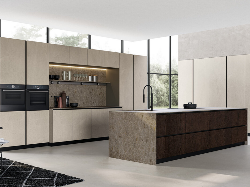 Basi e colonne CX 11 materico perla  con gola incavata nero. Basi isola CX 11 essenza rovere termotrattato con gola incavata nero. Schienali, spalle e top ceramica Gris Abujardado Geo.