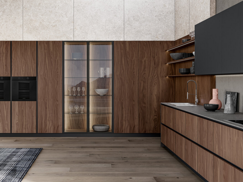Basi e colonne CX 11 essenza noce Canaletto. Top ceramica Gris Abujardado Totem.  Colonne vidro CX 19 telaio nero e vetro grigio fum&egrave;. Pensili CX 14 telaio nero e vetro acidato grigio antracite
