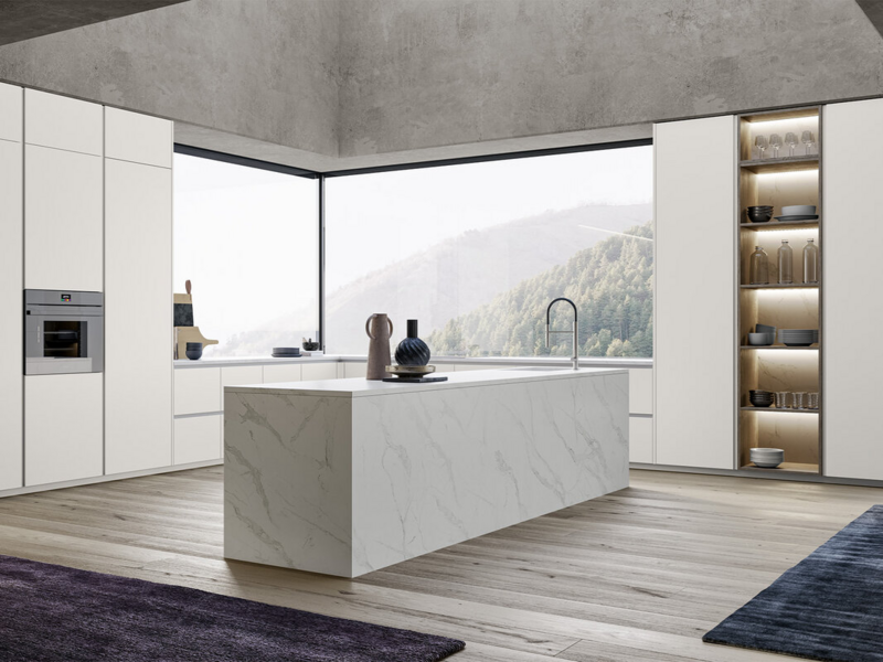 Basi e basi isola CX 12 laccato opaco panna con gola piatta. Schienali, spalle e top marmo bianco Carrara. Colonne CX 12 laccato opaco panna con gola piatta. Colonna a giorno essenza rovere cenere.