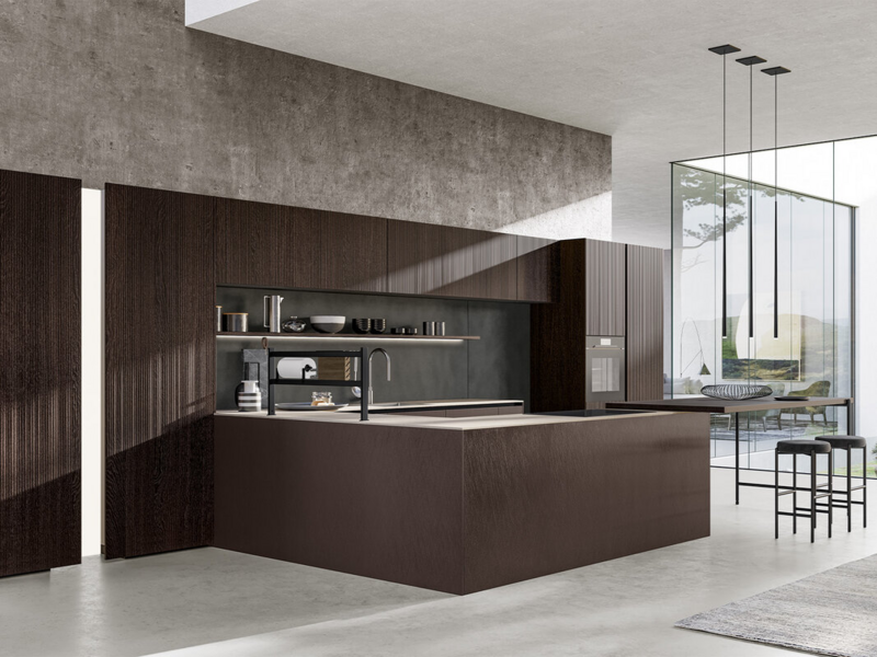 Basi CX 18 metal brown con gola incavata. Top ceramica Lunar Industrial. Colonne e pensili CX 18 essenza cannet&egrave; rovere termotrattato. Schienali ceramica Sirius Solid. Piano snack essenza rovere termotrattato con sostegno Supernova nero.